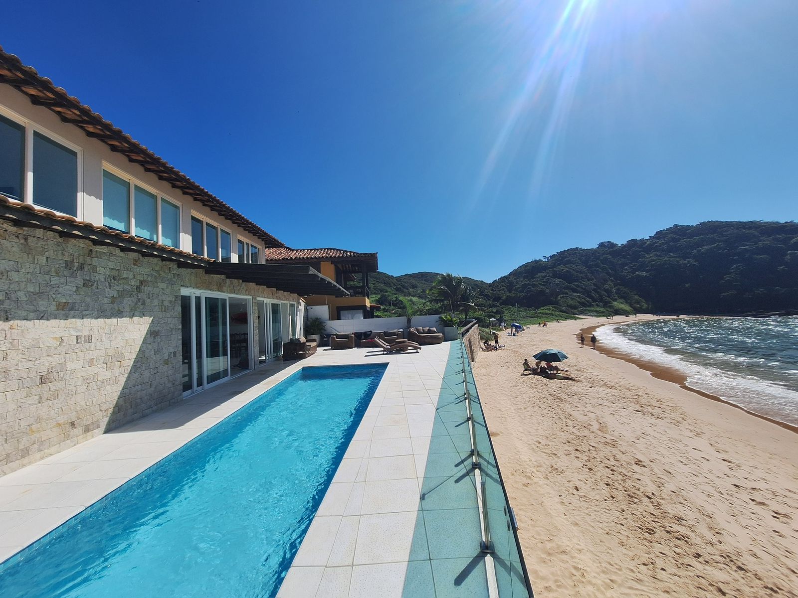 Piscina com vista mar